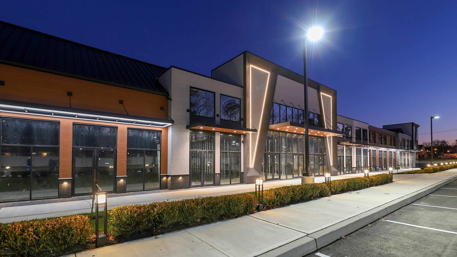 Retail plaza architect — The Towne Shoppes by HH Designers