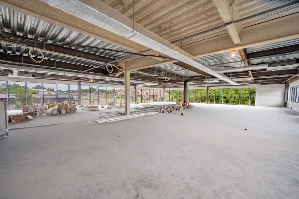 Open Class A floor plate at The Edge, 6950 U.S. Route 9 in Howell, NJ, wrapped in floor-to-ceiling glass during fit-out